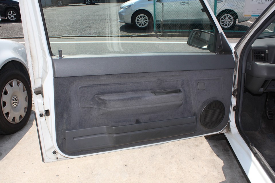 ケバケバ素材のせいで汚れている様に見えますが、若干のスレはあるものの目立つ汚れはありません。