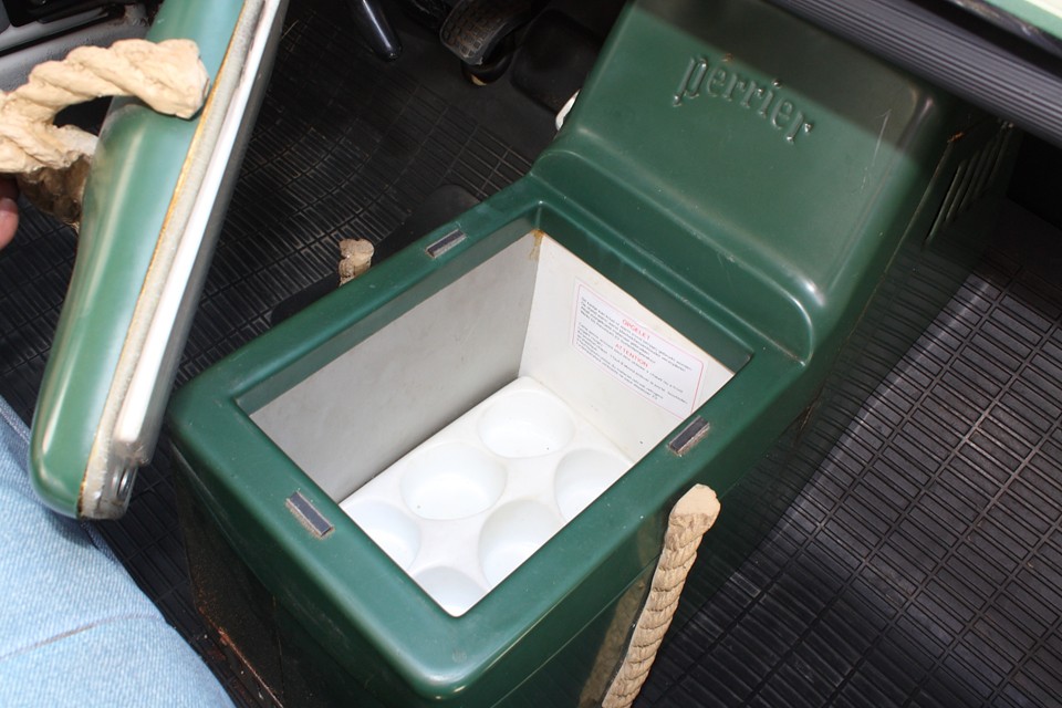 本来は電動で冷えるそうなんですが、配線外してあるので未確認です。
これは使用できるか否かより、あるかどうかが大事なのであって（汗）…決して負け惜しみでは…。