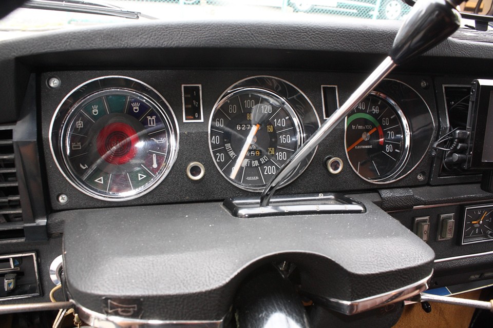 本車両はセミオートマチック車ですが、シフトレバー上部のボタン操作で切替える5速仕様です！これ、高速道路ではかなりの威力を発揮するでしょうね。