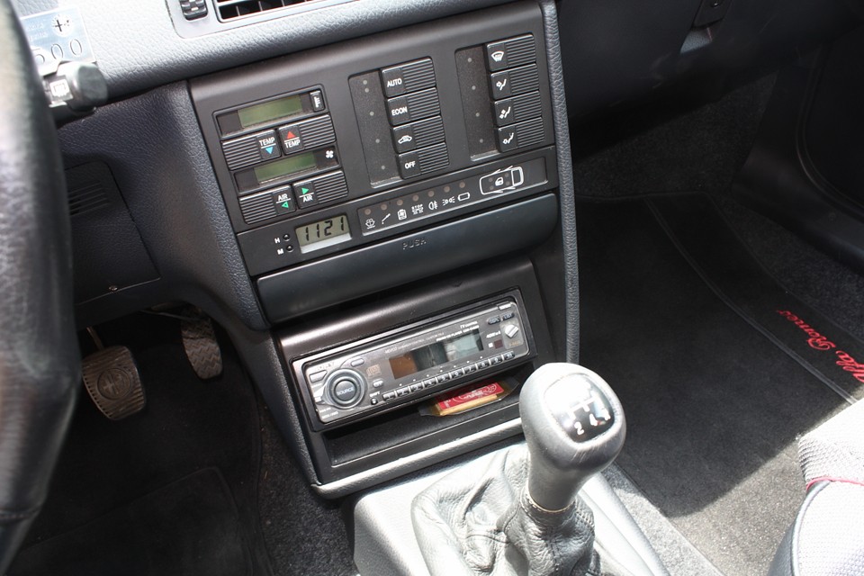 オーディオコンソールのベタベタはキレイに清掃済みです！