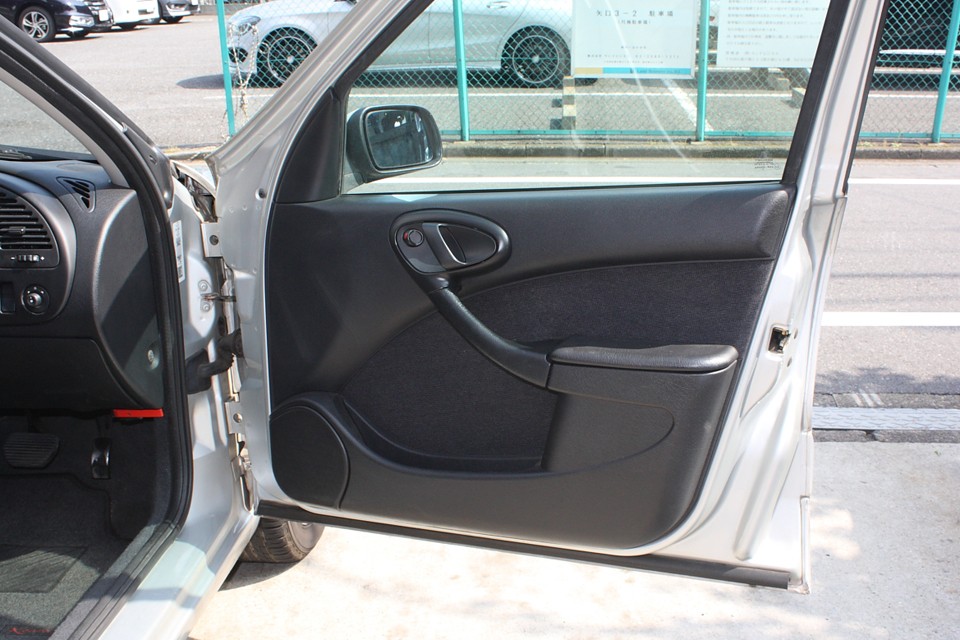 内張りもご覧の通り！目立つ汚れ、損傷はありません。