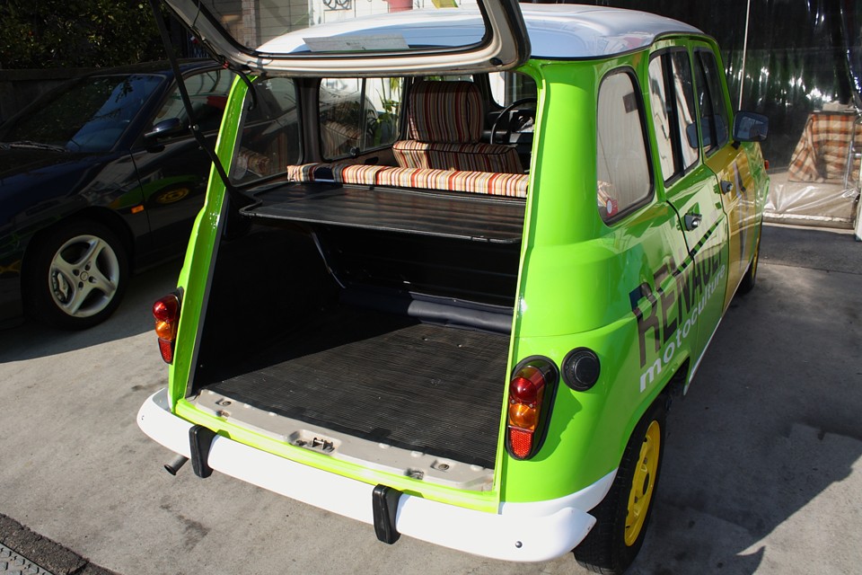 これだけのラゲッジスペースがあれば十分ですね。しかも高さがあるので、かさ張る荷物もOK！