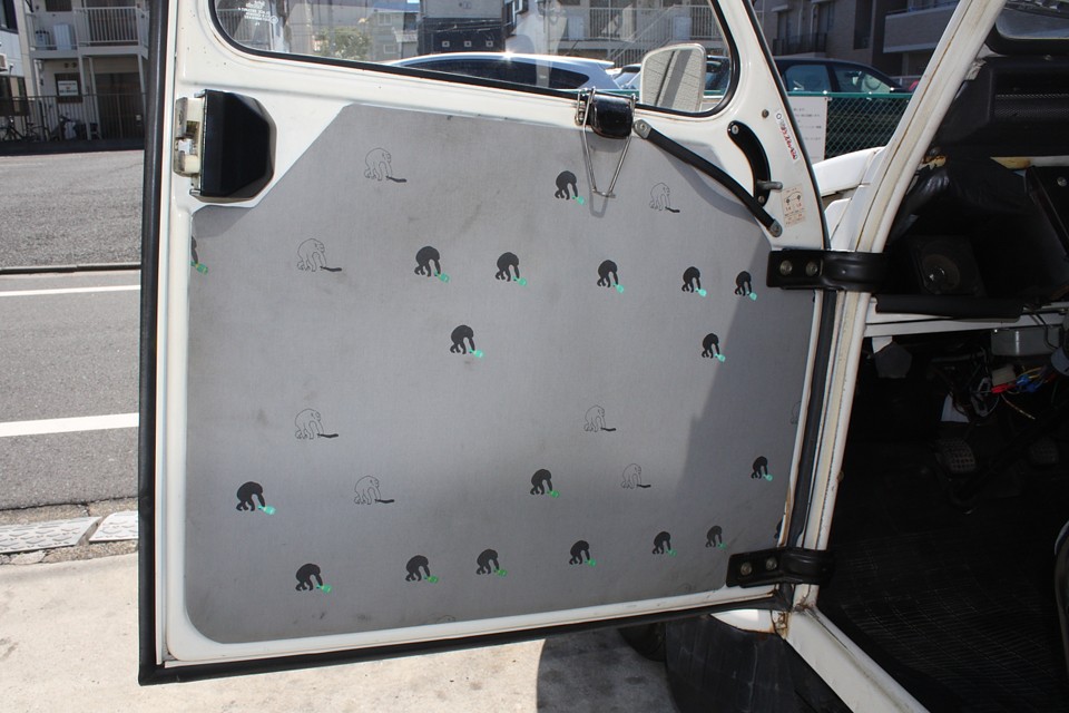 さぁ、お待たせしました（笑）何故かゴリラなのです。それも2種類、色違い、こん棒持ってるヤツ、
ペリエのボトル持ってるヤツ、そしてまばら…。