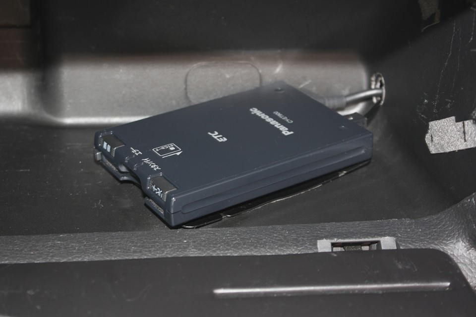 グローブボックス内にパナソニック製音声案内タイプのETCを装備！もはや必需品ですね。