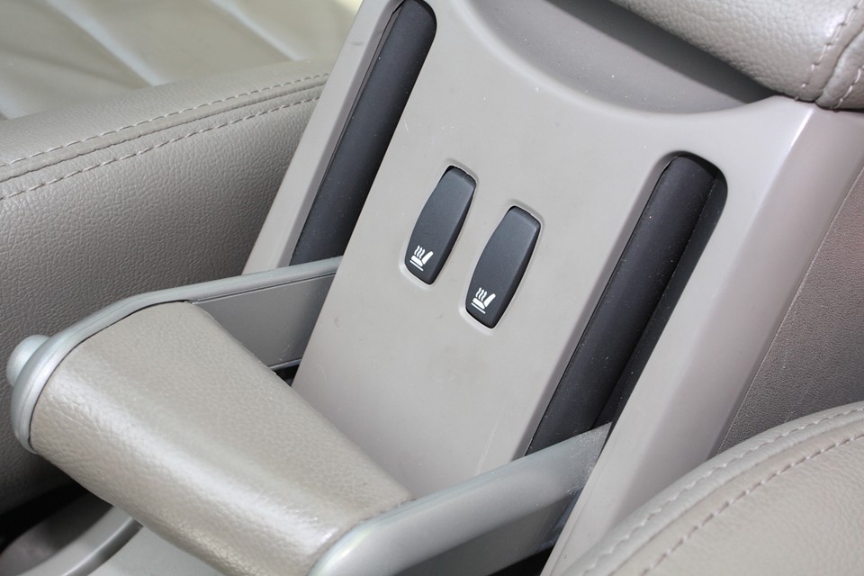 前席はシートヒーターも装備！女性には嬉しい装備ですね。