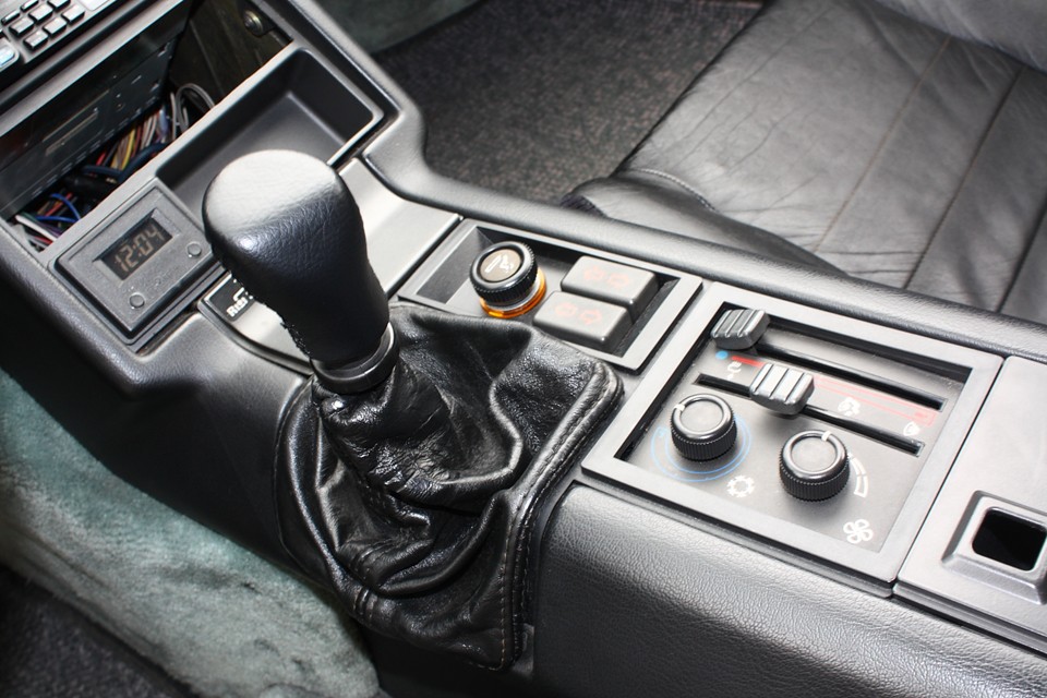 シフトがセンターコンソールに沿って垂れている様にも…ダリの時計かっ！