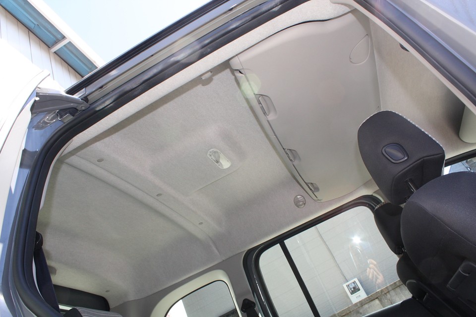 後席天井も清潔です。これならご家族も納得！