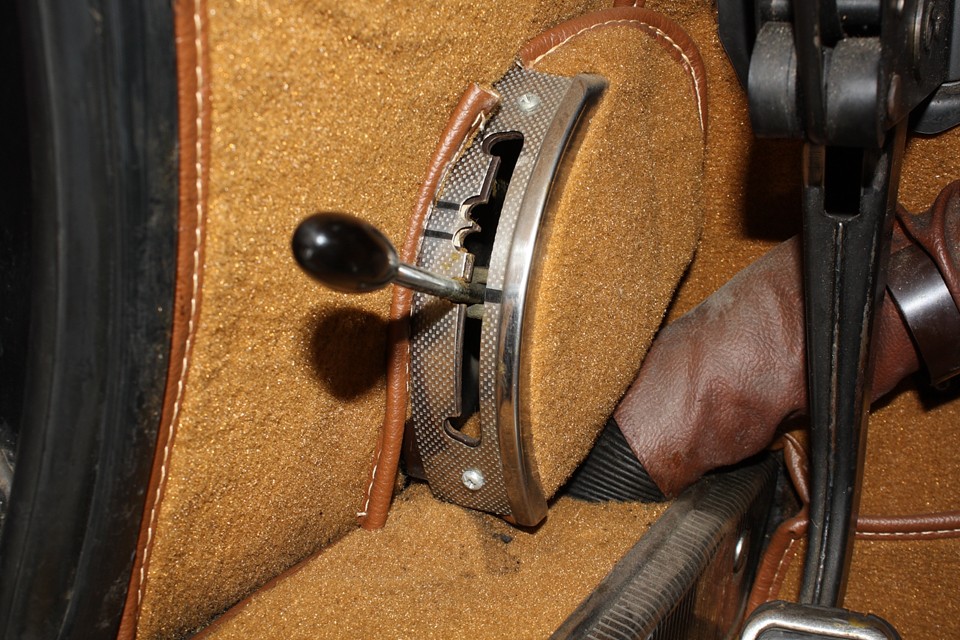 シトロエンをシトロエンとそれ以外のクルマに分けるレバー…DSは5段階の車高調整が出来ます。