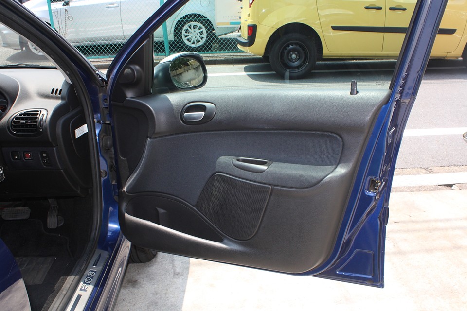 凝ったデザインの内張りですねぇ。状態もご覧の通り、目立つキズや汚れはありません！