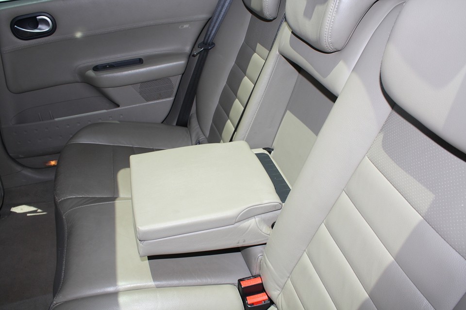 さらに後席中央には、ちょっとしたテーブルとしても使える肘掛けを装備…。