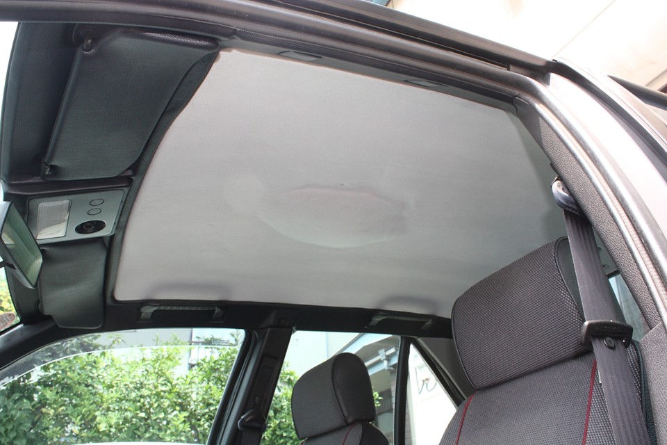 現在、天張り中央部分のみ、ご覧の様なタレがありますが、サービスでの簡易補修させていただきます。
新しい生地での張り替えも別途費用にはなりますが承りますのでご相談ください。