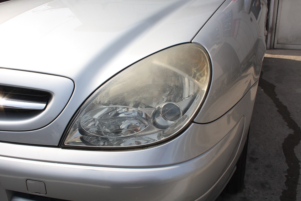 ヘッドライトは…かなりきてます。
がんばって磨きますので、気にならない程度になるとおもいます。