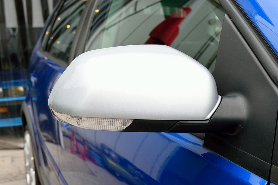 このクラスの装備としては贅沢なウィンカー内蔵のサイドミラー！視認性が良く安全な上にカッコ良い〜！