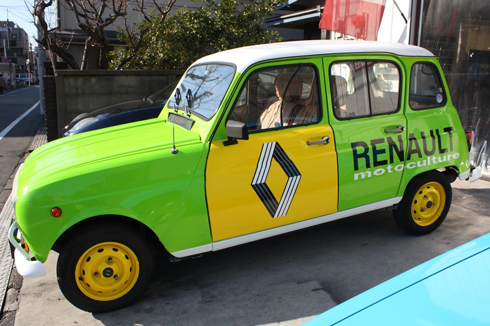 デザインのモチーフは60〜70年代のルノーのサービス車両です。
こんなサービス車だったら用も無いのに呼んじゃうっつ〜の！