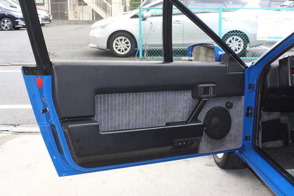 まるで美術館を見て回っているかの様なインテリア…この内張りはまるで現代建築？！