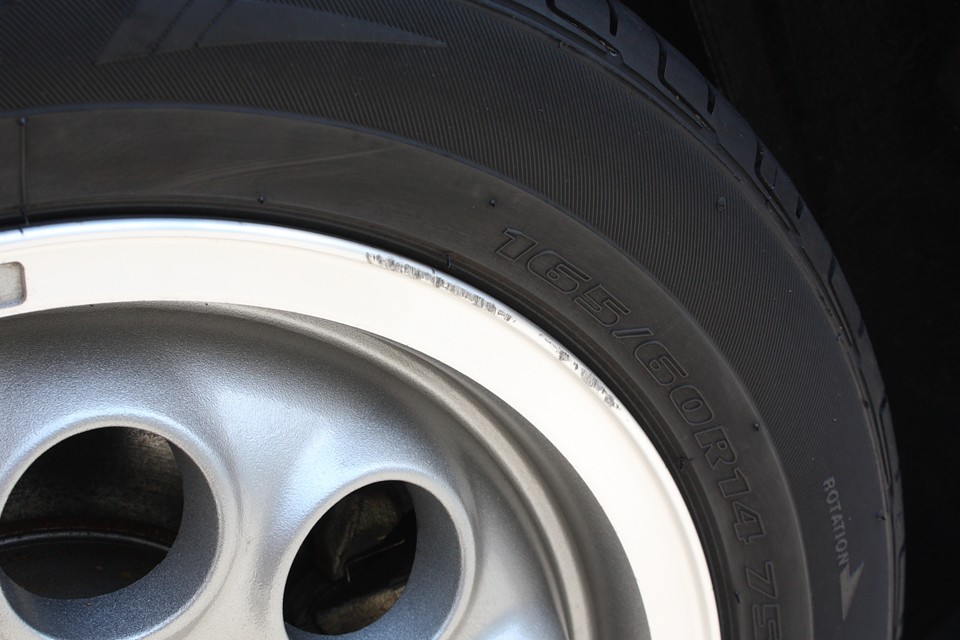 外観で唯一キズらしいキズがこれ。ホイール1本だけご覧のガリキズがあります。