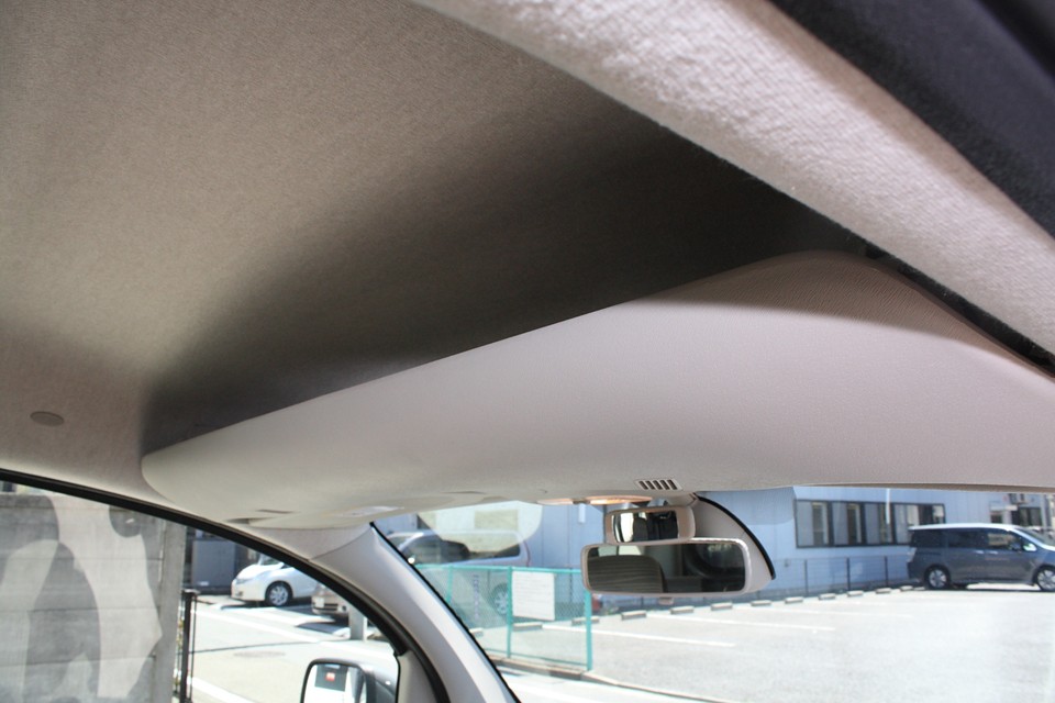 カングーは収納も桁違い！前席上部にこれだけのスペースがあります。1人分の旅行荷物ならここに収まりそうです。