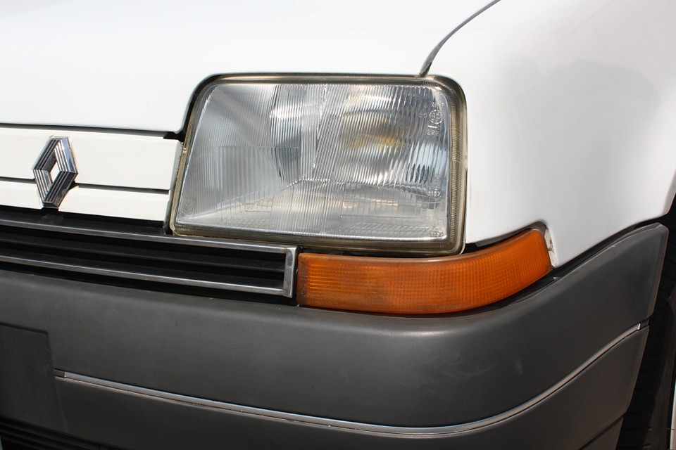 ヘッドライトはそれほどでもないですが、ウィンカーレンズは少し劣化しています。
割れとかではないので機能的には問題ありません。