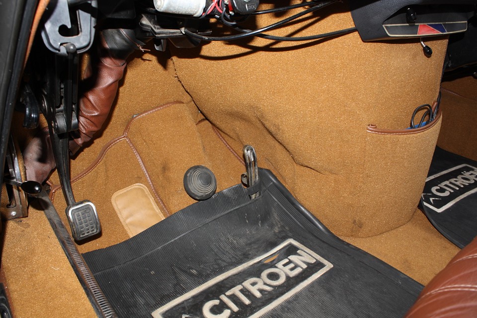 室内のカーペットはすべて張り替えられています。これは気持ち良い〜！