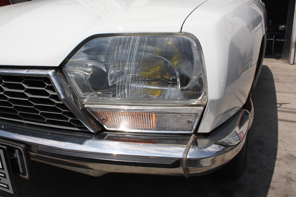 GSのコケティッシュな魅力を醸し出すライト、ウィンカーも目立つ劣化は無くいい感じ！
ライトはもちろんイエローバルブの誘惑光線仕様（笑）です！