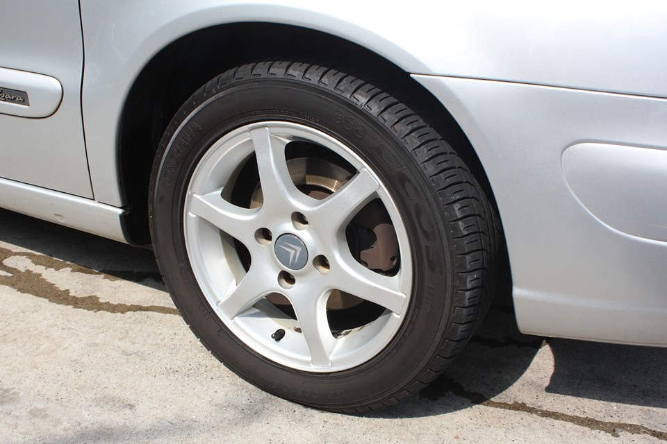 純正アルミホイールも1本だけ少しガリキズありますがかなりキレイな状態です。
タイヤはまだ新しいですね。8〜9分山程度あります！