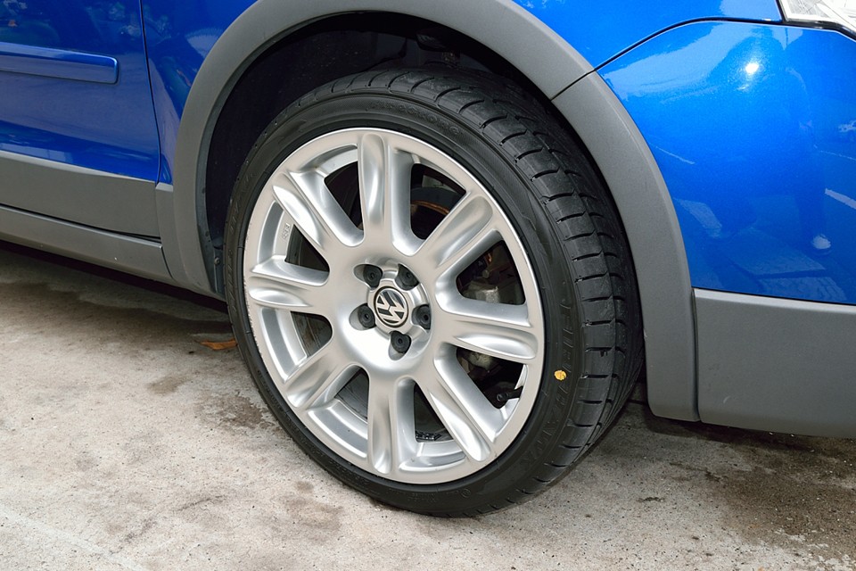 扁平タイヤゆえの宿命でしょうか、純正アルミホイールは結構ガリキズあります。
タイヤはご覧の通り新品交換しました！車両価格だけでなく、こういうとこ大事ですよぉ奥さ〜ん！(笑)