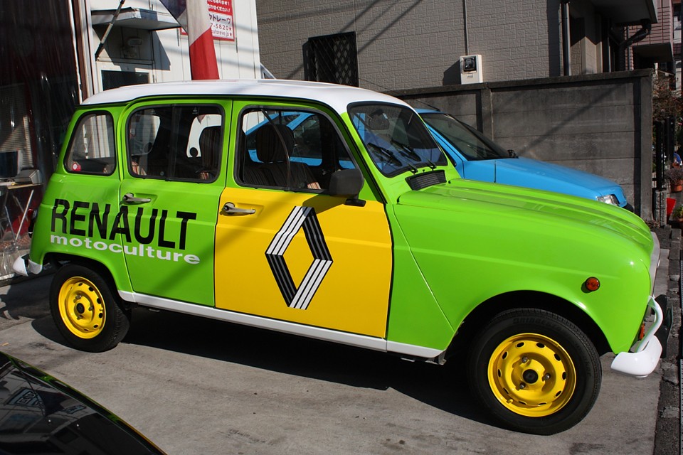 ちなみにRENAULTのロゴの使用許可は・・・
アウトレーヴ：「え〜、こんなクルマ作りたいんですけど、ロゴ使ってよいでしょうか？」
ルノー本社：「かっこいいじゃん！もちろんいいよ！」