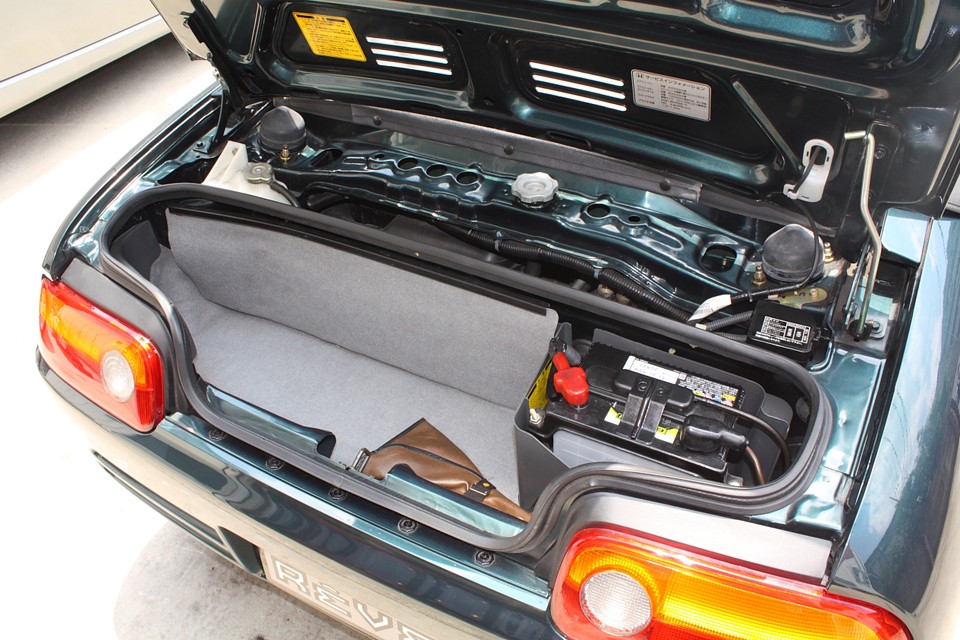 トランクはミニマムなので幌カバーだけでほぼいっぱいです。
仕方無いことですがスペースはほとんど無いと思った方が良いですね。