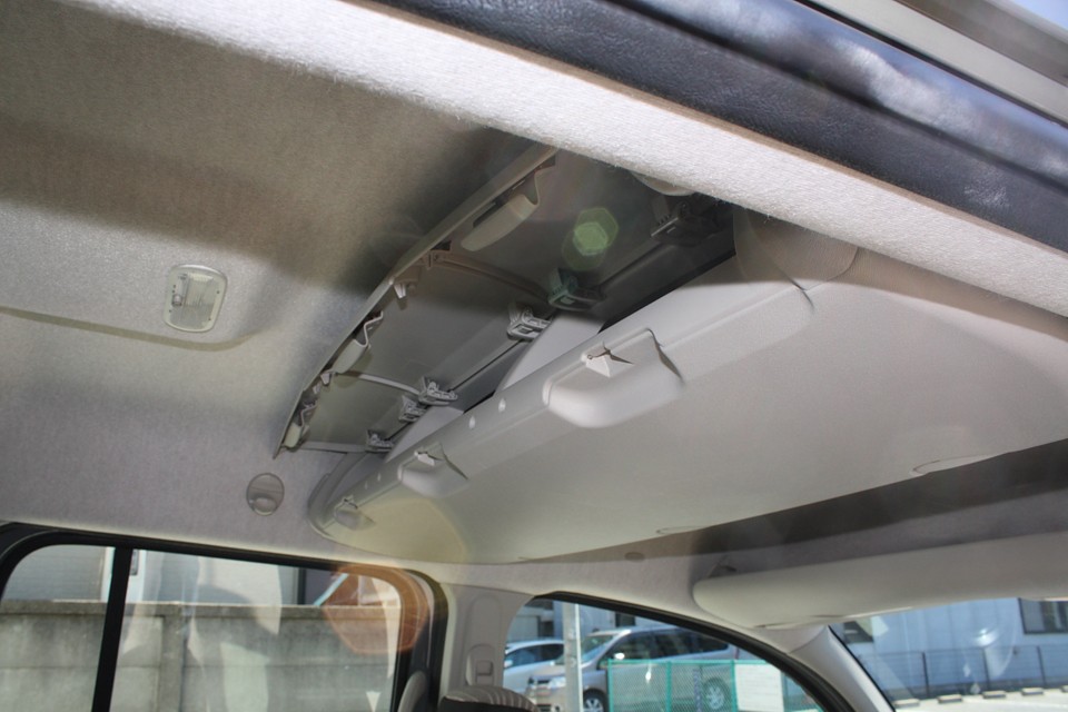 更に後席上部には、扉付きの収納スペースが！…もはや新幹線を超えて飛行機並み？！（笑）