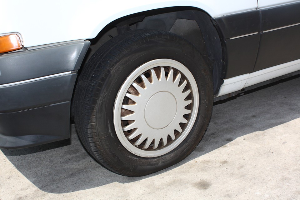 純正ホイールキャップは結構ガリキズありますが、補修塗装されているので、それほど目立たないと思います。