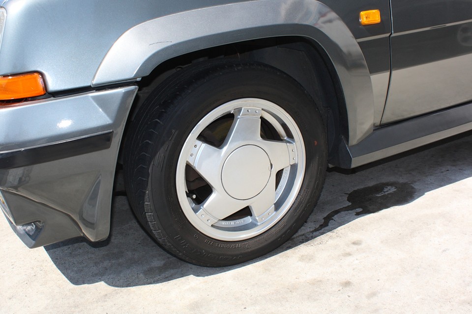 純正のアルミホイールもご覧の通り、比較的状態も良く、いい感じ！