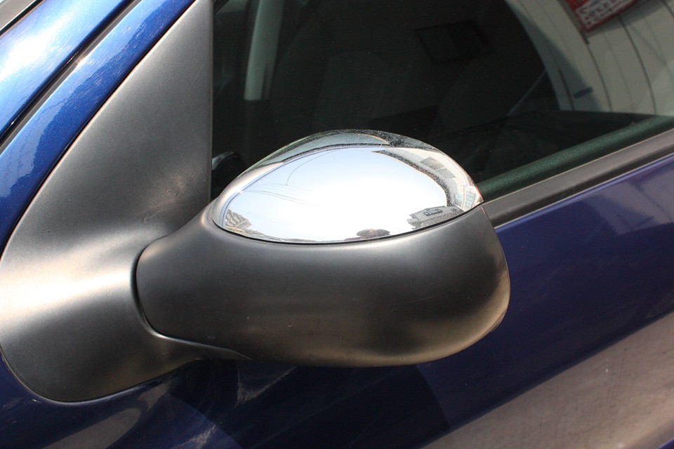 そして、この206にはちょっとおしゃれなクロームパーツ付き！まずはミラーカバー！