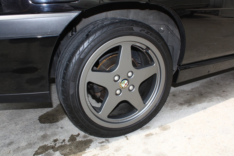 純正アルミは小キズはありますが気にならない程度です。
タイヤは寿命なので、新品ブリジストンタイヤに交換サービスです！う〜ん、太っ腹！