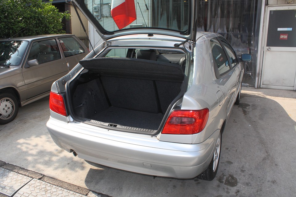 ショートデッキのリア＋ハッチバックでトランクスペースは十分！荷物の出し入れもとっても便利！