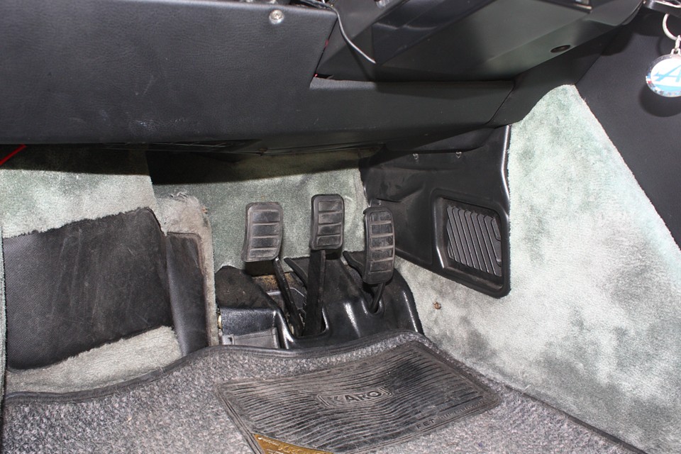 ペダルはオルガン式です。始めは違和感ありますが、これはあくまで慣れの問題かと…。