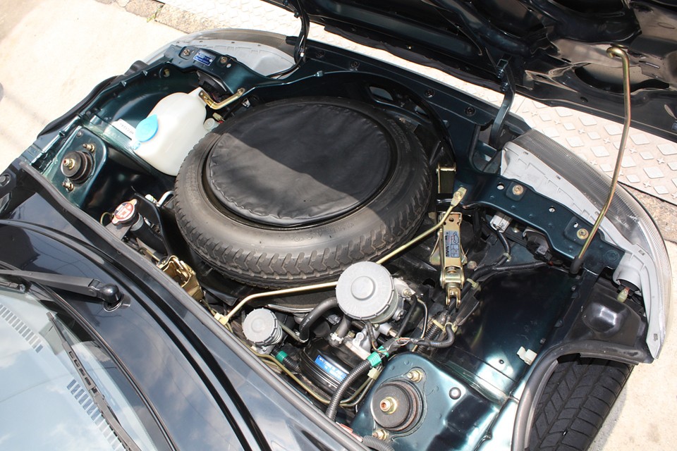 フロントもスペアタイヤでいっぱいです。かろうじてタイヤの真ん中のスペースにウエスくらいは入るでしょうか。