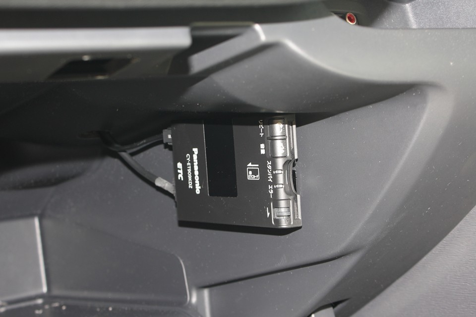 助手席グローブボックス内にETCも装備！パナソニック製の音声案内タイプです。