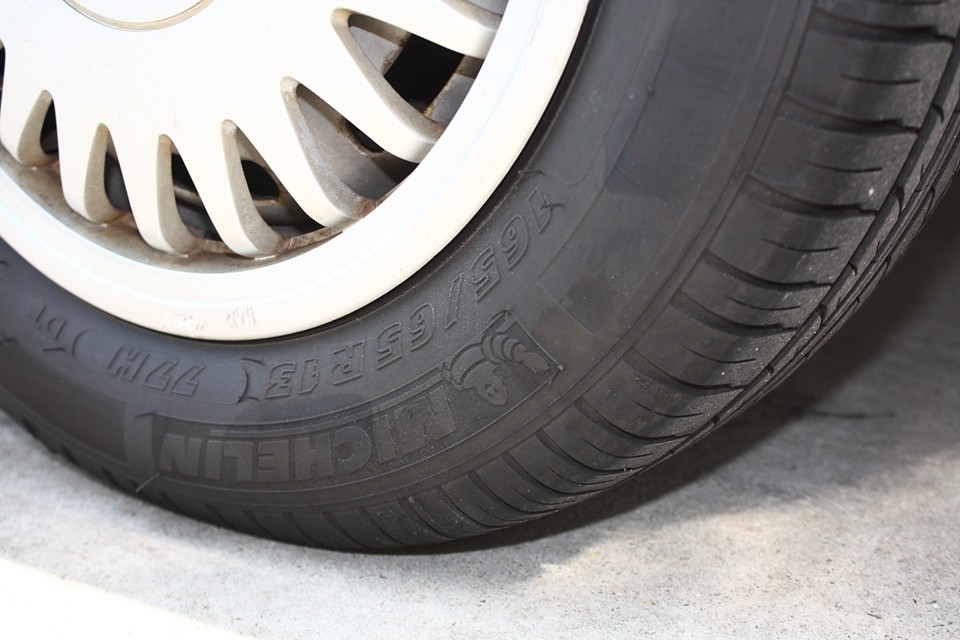 タイヤはヒゲも残っていて、比較的新しいものです。8〜9分山と言ったところでしょうか。