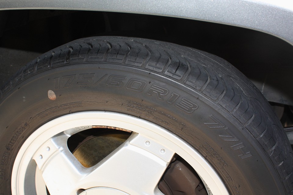 タイヤはヒビヒビ状態なので、4本新品交換サービス！（DUNLOP LE MANSになります。）