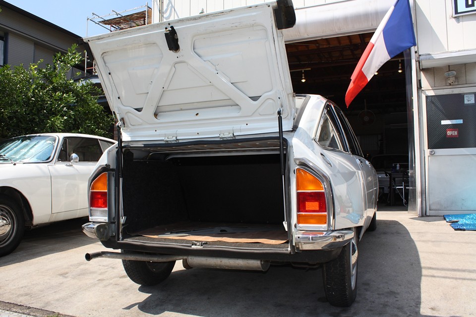 GSのトランクはこんな開き方です。中はタイヤの出っ張りも無く四角！容量もかなりあります。