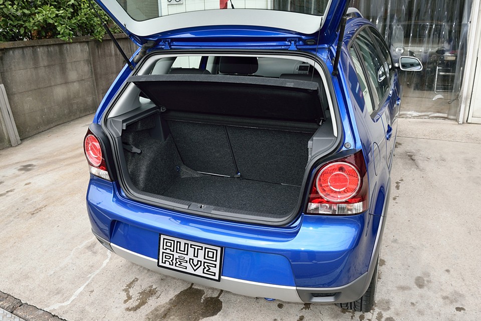 このサイズのクルマでこのラゲッジスペースは立派！日常使用には十分な広さです。