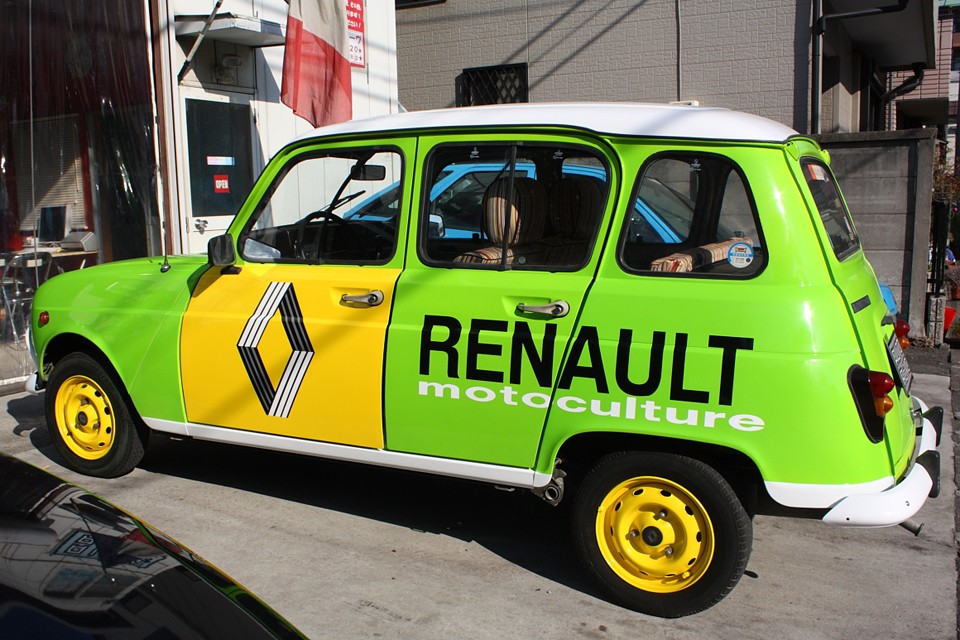 ボディ下部の白いラインがバンパーにつながっているあたりが・・・ククゥ〜！