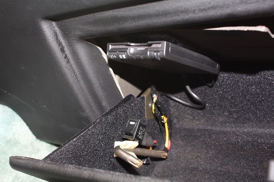 グローブボックス内にETCを装備。下の後付けスイッチは燃料ポンプ冷却用ファンスイッチ！
V6ターボで肝心な熱対策もバッチリ！パーコレーションよ、さらばっ！