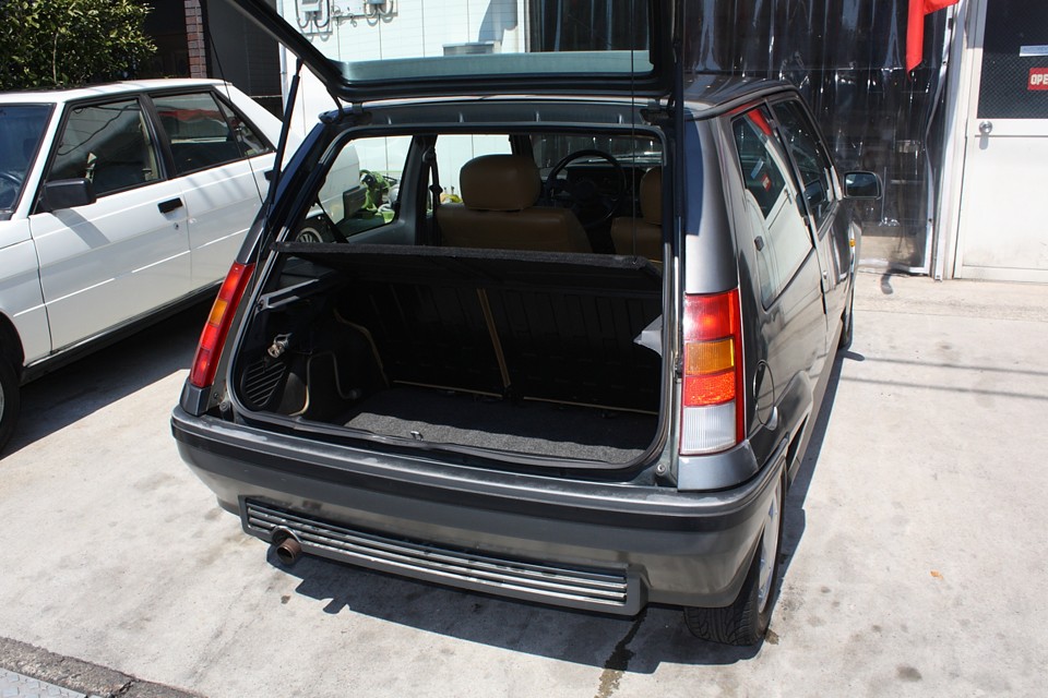 このサイズのボディでこのトランクスペースは立派！さすが実用主義のフランス車！