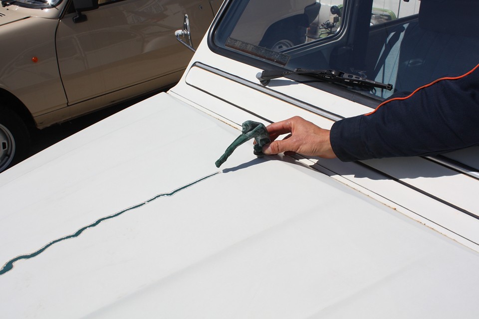 ここに取り付けるのが正しいのですが、「なんでゴリラ？」「ゴリラが何かこぼしてるんだ。」
「それがボンネットを流れてるの？」「なんで？」って所有してる間、ずっと聞かれます（笑）