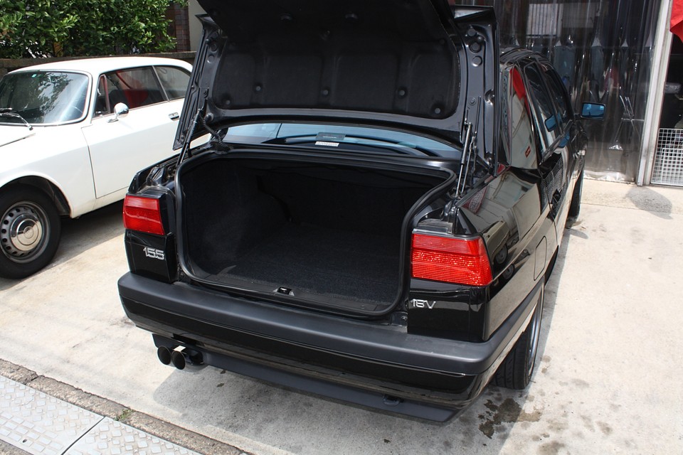 155は優秀なセダンでもあるのです！ハイデッキ形状のおかげで、ご覧の通りトランクはかなり広いです！