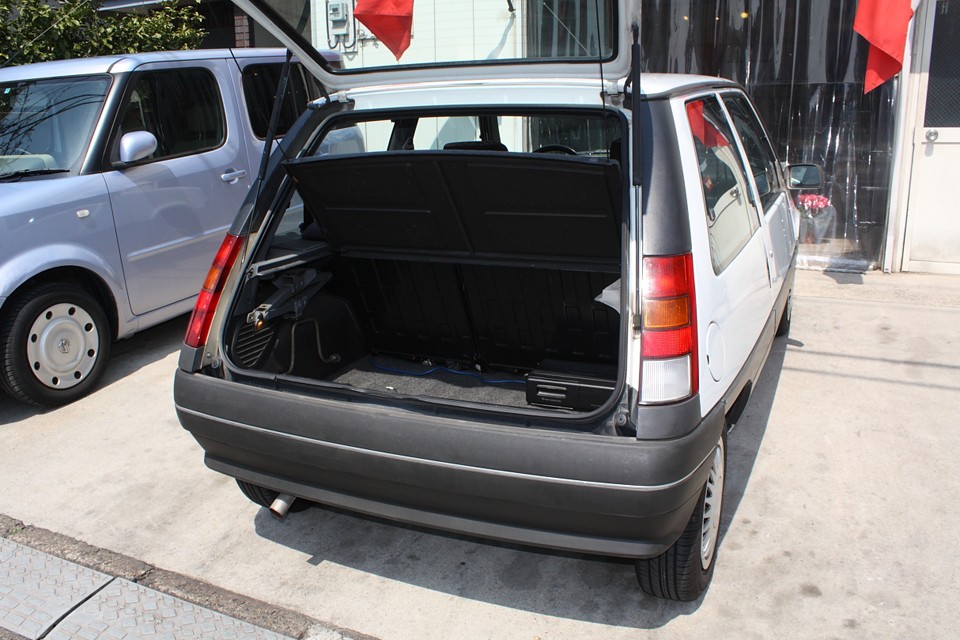 このボディサイズでこのトランクスペースは立派！実用にも十分ですね。