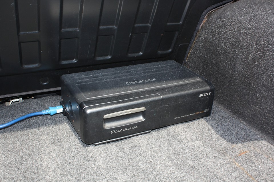 トランクにはCDチェンジャーも装備！