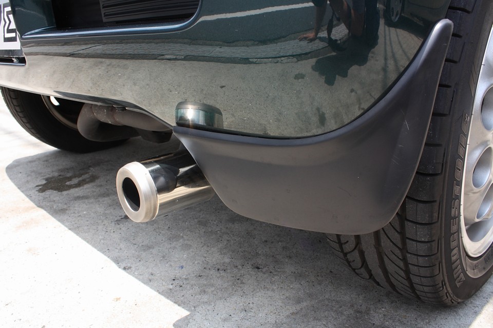 バージョンZに装備されるマッドガードと専用マフラーフィニッシャー！もちろんちゃんとあります。