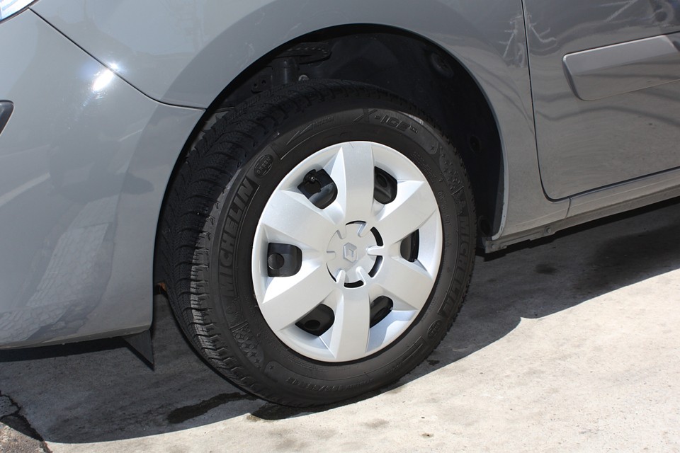 「乗り心地を考えたら通年でスタッドレスの方が良い！」との現オーナー様のこだわりで現在スタッドレスです。
ちなみにホイールキャップは新品交換しましたので、もちろん無キズ！